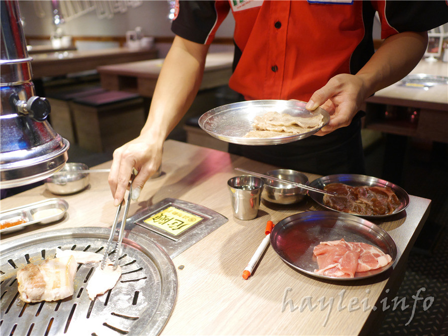 五花肉KR mini韓國烤肉BBQ韓式燒肉吃到飽-先醃後烤的美味肉品，吃起來又香又嫩，讓我欲罷不能，韓式炸雞、海鮮煎餅等熟食小菜也很有水準，自助吧肉片很豪邁，還有泡麵機可以自己煮拉麵，冰淇淋、飲品無限暢飲，大口享受韓式烤肉的暢快～台中南屯美食/黎明黃昏市場/韓劇主題/網美韓國烤肉/台中烤肉吃到飽推薦/eattodie/韓國美食/韓國燒肉吧/食尚玩家介紹/韓食/菜單 攝影 民生資訊分享 飲食集錦 