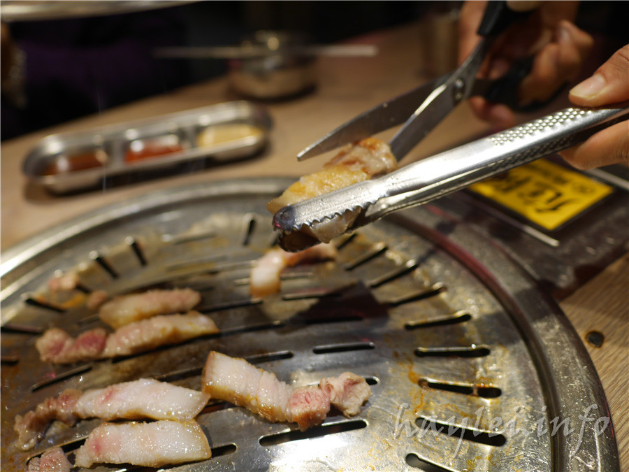 五花肉KR mini韓國烤肉BBQ韓式燒肉吃到飽-先醃後烤的美味肉品，吃起來又香又嫩，讓我欲罷不能，韓式炸雞、海鮮煎餅等熟食小菜也很有水準，自助吧肉片很豪邁，還有泡麵機可以自己煮拉麵，冰淇淋、飲品無限暢飲，大口享受韓式烤肉的暢快～台中南屯美食/黎明黃昏市場/韓劇主題/網美韓國烤肉/台中烤肉吃到飽推薦/eattodie/韓國美食/韓國燒肉吧/食尚玩家介紹/韓食/菜單 攝影 民生資訊分享 飲食集錦 