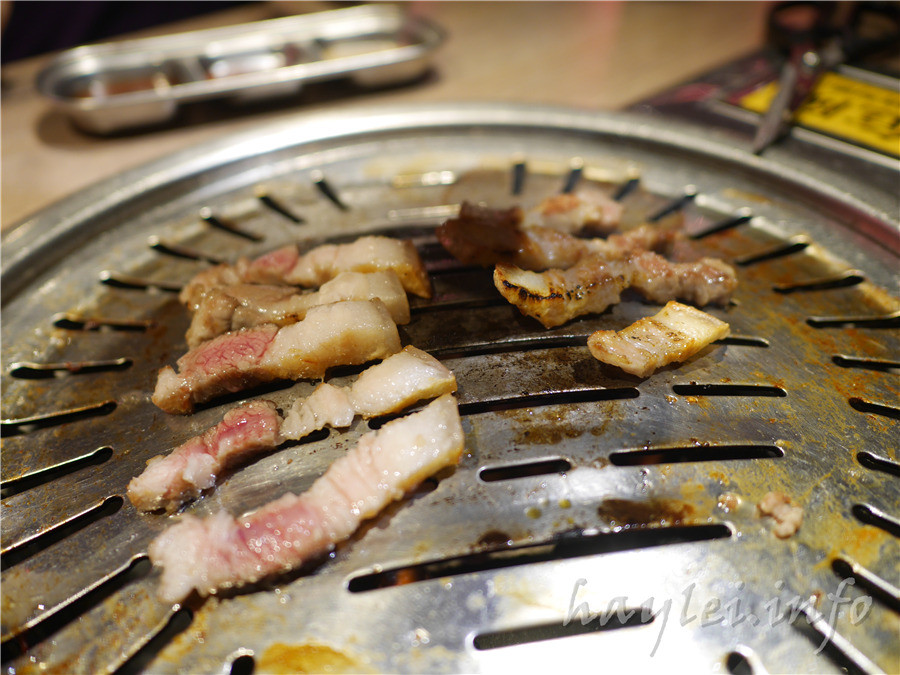 五花肉KR mini韓國烤肉BBQ韓式燒肉吃到飽-先醃後烤的美味肉品，吃起來又香又嫩，讓我欲罷不能，韓式炸雞、海鮮煎餅等熟食小菜也很有水準，自助吧肉片很豪邁，還有泡麵機可以自己煮拉麵，冰淇淋、飲品無限暢飲，大口享受韓式烤肉的暢快～台中南屯美食/黎明黃昏市場/韓劇主題/網美韓國烤肉/台中烤肉吃到飽推薦/eattodie/韓國美食/韓國燒肉吧/食尚玩家介紹/韓食/菜單 攝影 民生資訊分享 飲食集錦 