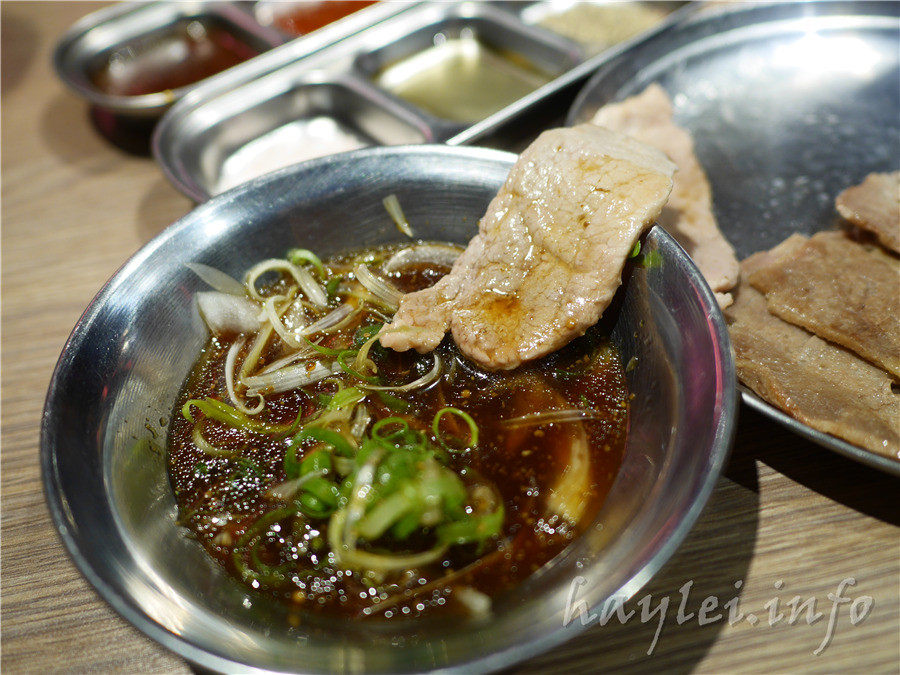五花肉KR mini韓國烤肉BBQ韓式燒肉吃到飽-先醃後烤的美味肉品，吃起來又香又嫩，讓我欲罷不能，韓式炸雞、海鮮煎餅等熟食小菜也很有水準，自助吧肉片很豪邁，還有泡麵機可以自己煮拉麵，冰淇淋、飲品無限暢飲，大口享受韓式烤肉的暢快～台中南屯美食/黎明黃昏市場/韓劇主題/網美韓國烤肉/台中烤肉吃到飽推薦/eattodie/韓國美食/韓國燒肉吧/食尚玩家介紹/韓食/菜單 攝影 民生資訊分享 飲食集錦 