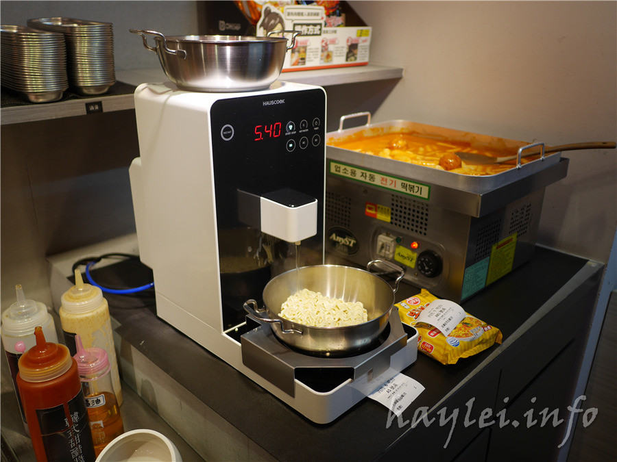 五花肉KR mini韓國烤肉BBQ韓式燒肉吃到飽-先醃後烤的美味肉品，吃起來又香又嫩，讓我欲罷不能，韓式炸雞、海鮮煎餅等熟食小菜也很有水準，自助吧肉片很豪邁，還有泡麵機可以自己煮拉麵，冰淇淋、飲品無限暢飲，大口享受韓式烤肉的暢快～台中南屯美食/黎明黃昏市場/韓劇主題/網美韓國烤肉/台中烤肉吃到飽推薦/eattodie/韓國美食/韓國燒肉吧/食尚玩家介紹/韓食/菜單 攝影 民生資訊分享 飲食集錦 