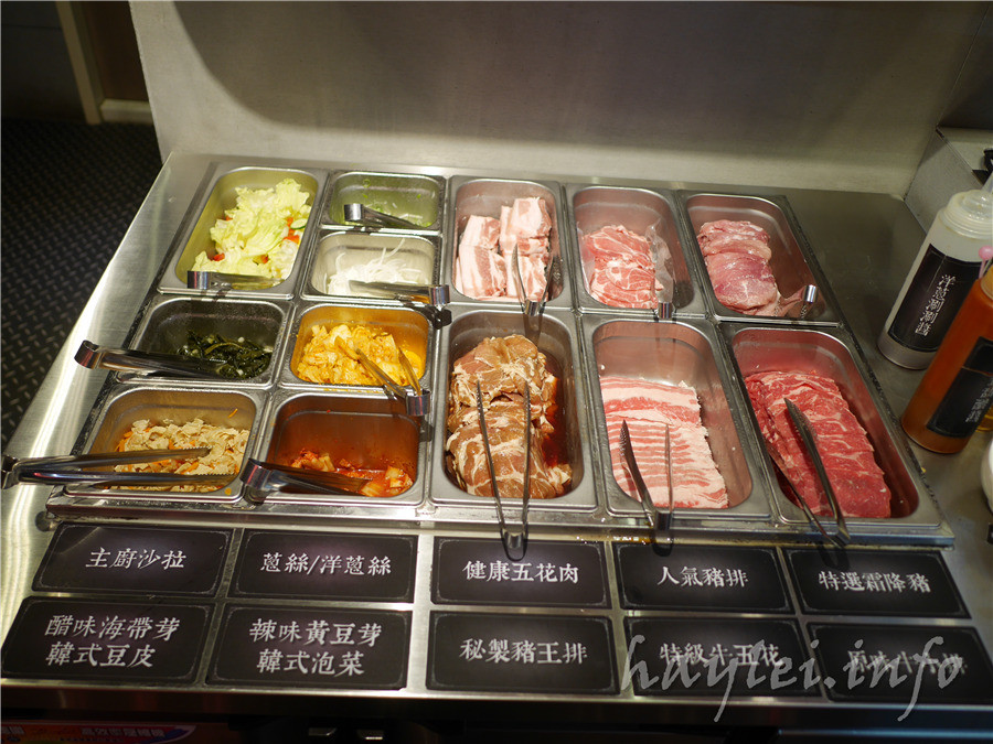 五花肉KR mini韓國烤肉BBQ韓式燒肉吃到飽-先醃後烤的美味肉品，吃起來又香又嫩，讓我欲罷不能，韓式炸雞、海鮮煎餅等熟食小菜也很有水準，自助吧肉片很豪邁，還有泡麵機可以自己煮拉麵，冰淇淋、飲品無限暢飲，大口享受韓式烤肉的暢快～台中南屯美食/黎明黃昏市場/韓劇主題/網美韓國烤肉/台中烤肉吃到飽推薦/eattodie/韓國美食/韓國燒肉吧/食尚玩家介紹/韓食/菜單 攝影 民生資訊分享 飲食集錦 
