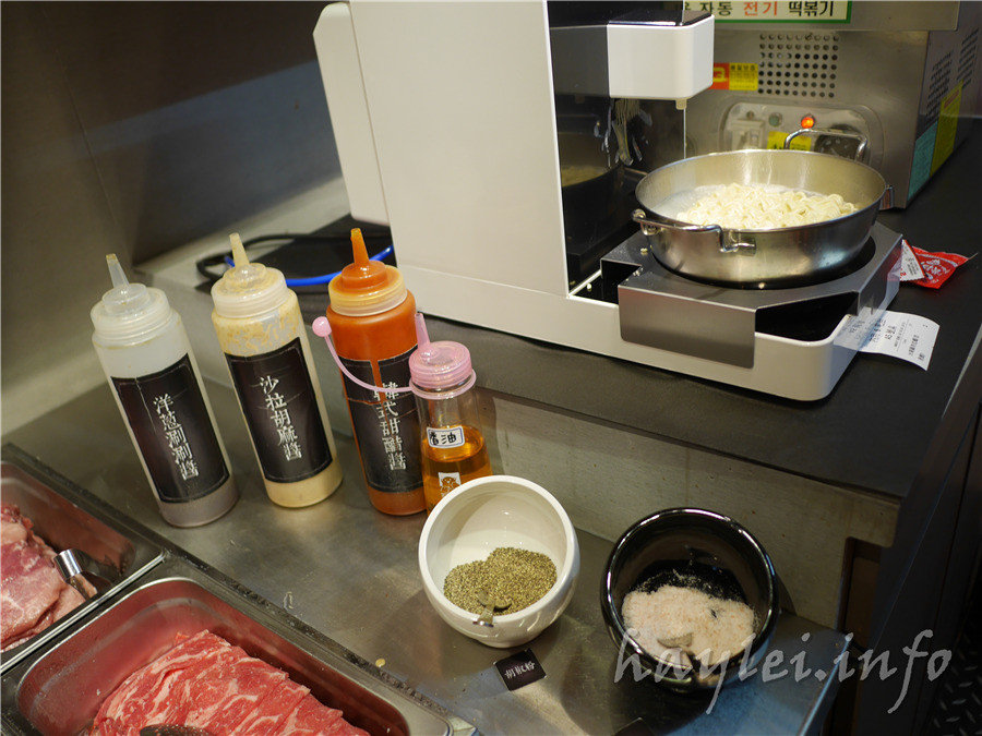 五花肉KR mini韓國烤肉BBQ韓式燒肉吃到飽-先醃後烤的美味肉品，吃起來又香又嫩，讓我欲罷不能，韓式炸雞、海鮮煎餅等熟食小菜也很有水準，自助吧肉片很豪邁，還有泡麵機可以自己煮拉麵，冰淇淋、飲品無限暢飲，大口享受韓式烤肉的暢快～台中南屯美食/黎明黃昏市場/韓劇主題/網美韓國烤肉/台中烤肉吃到飽推薦/eattodie/韓國美食/韓國燒肉吧/食尚玩家介紹/韓食/菜單 攝影 民生資訊分享 飲食集錦 