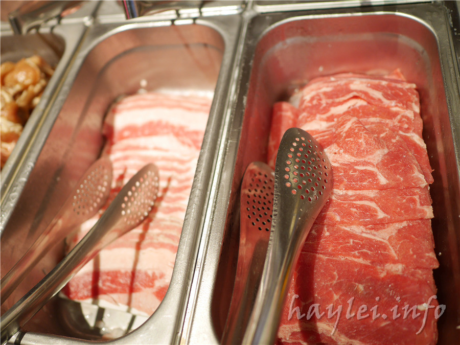 五花肉KR mini韓國烤肉BBQ韓式燒肉吃到飽-先醃後烤的美味肉品，吃起來又香又嫩，讓我欲罷不能，韓式炸雞、海鮮煎餅等熟食小菜也很有水準，自助吧肉片很豪邁，還有泡麵機可以自己煮拉麵，冰淇淋、飲品無限暢飲，大口享受韓式烤肉的暢快～台中南屯美食/黎明黃昏市場/韓劇主題/網美韓國烤肉/台中烤肉吃到飽推薦/eattodie/韓國美食/韓國燒肉吧/食尚玩家介紹/韓食/菜單 攝影 民生資訊分享 飲食集錦 