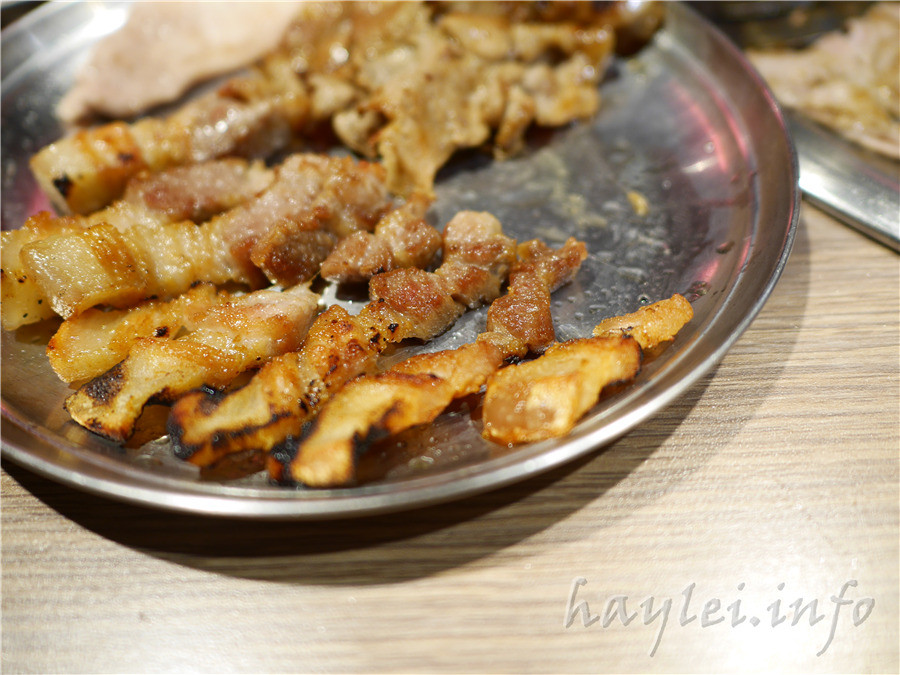 五花肉KR mini韓國烤肉BBQ韓式燒肉吃到飽-先醃後烤的美味肉品，吃起來又香又嫩，讓我欲罷不能，韓式炸雞、海鮮煎餅等熟食小菜也很有水準，自助吧肉片很豪邁，還有泡麵機可以自己煮拉麵，冰淇淋、飲品無限暢飲，大口享受韓式烤肉的暢快～台中南屯美食/黎明黃昏市場/韓劇主題/網美韓國烤肉/台中烤肉吃到飽推薦/eattodie/韓國美食/韓國燒肉吧/食尚玩家介紹/韓食/菜單 攝影 民生資訊分享 飲食集錦 