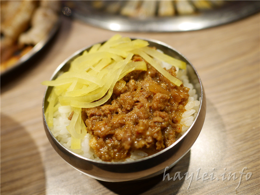 五花肉KR mini韓國烤肉BBQ韓式燒肉吃到飽-先醃後烤的美味肉品，吃起來又香又嫩，讓我欲罷不能，韓式炸雞、海鮮煎餅等熟食小菜也很有水準，自助吧肉片很豪邁，還有泡麵機可以自己煮拉麵，冰淇淋、飲品無限暢飲，大口享受韓式烤肉的暢快～台中南屯美食/黎明黃昏市場/韓劇主題/網美韓國烤肉/台中烤肉吃到飽推薦/eattodie/韓國美食/韓國燒肉吧/食尚玩家介紹/韓食/菜單 攝影 民生資訊分享 飲食集錦 