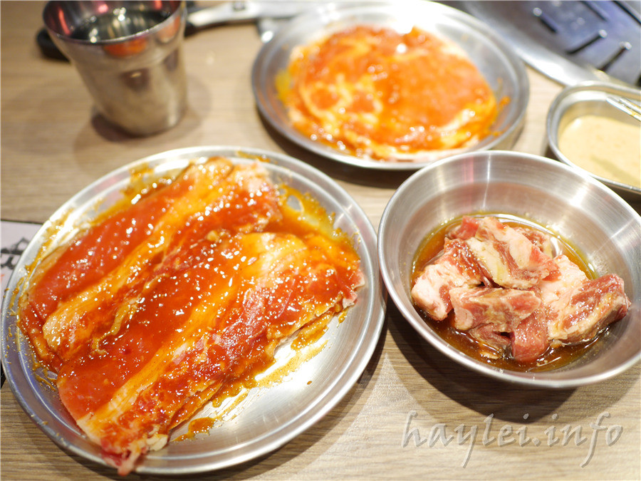 五花肉KR mini韓國烤肉BBQ韓式燒肉吃到飽-先醃後烤的美味肉品，吃起來又香又嫩，讓我欲罷不能，韓式炸雞、海鮮煎餅等熟食小菜也很有水準，自助吧肉片很豪邁，還有泡麵機可以自己煮拉麵，冰淇淋、飲品無限暢飲，大口享受韓式烤肉的暢快～台中南屯美食/黎明黃昏市場/韓劇主題/網美韓國烤肉/台中烤肉吃到飽推薦/eattodie/韓國美食/韓國燒肉吧/食尚玩家介紹/韓食/菜單 攝影 民生資訊分享 飲食集錦 