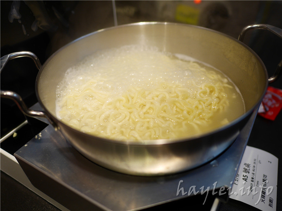 五花肉KR mini韓國烤肉BBQ韓式燒肉吃到飽-先醃後烤的美味肉品，吃起來又香又嫩，讓我欲罷不能，韓式炸雞、海鮮煎餅等熟食小菜也很有水準，自助吧肉片很豪邁，還有泡麵機可以自己煮拉麵，冰淇淋、飲品無限暢飲，大口享受韓式烤肉的暢快～台中南屯美食/黎明黃昏市場/韓劇主題/網美韓國烤肉/台中烤肉吃到飽推薦/eattodie/韓國美食/韓國燒肉吧/食尚玩家介紹/韓食/菜單 攝影 民生資訊分享 飲食集錦 