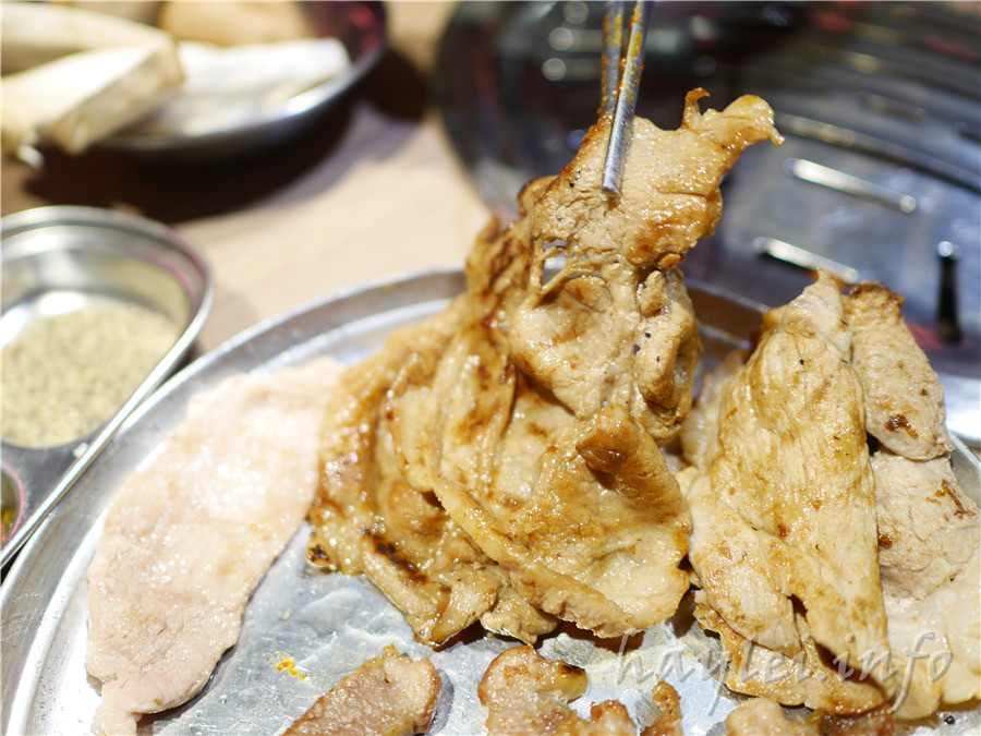 五花肉KR mini韓國烤肉BBQ韓式燒肉吃到飽-先醃後烤的美味肉品，吃起來又香又嫩，讓我欲罷不能，韓式炸雞、海鮮煎餅等熟食小菜也很有水準，自助吧肉片很豪邁，還有泡麵機可以自己煮拉麵，冰淇淋、飲品無限暢飲，大口享受韓式烤肉的暢快～台中南屯美食/黎明黃昏市場/韓劇主題/網美韓國烤肉/台中烤肉吃到飽推薦/eattodie/韓國美食/韓國燒肉吧/食尚玩家介紹/韓食/菜單 攝影 民生資訊分享 飲食集錦 