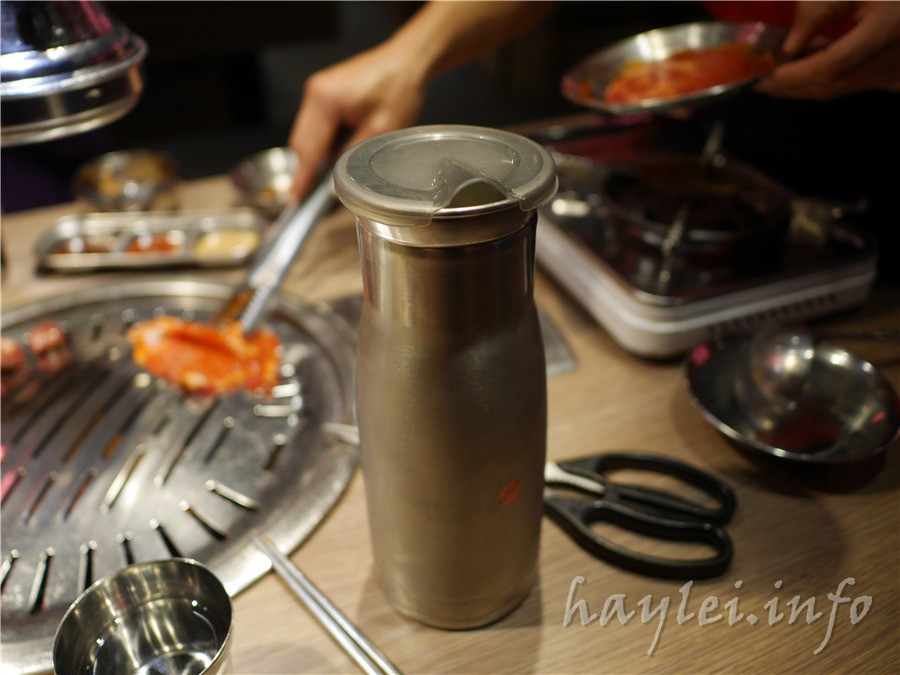 五花肉KR mini韓國烤肉BBQ韓式燒肉吃到飽-先醃後烤的美味肉品，吃起來又香又嫩，讓我欲罷不能，韓式炸雞、海鮮煎餅等熟食小菜也很有水準，自助吧肉片很豪邁，還有泡麵機可以自己煮拉麵，冰淇淋、飲品無限暢飲，大口享受韓式烤肉的暢快～台中南屯美食/黎明黃昏市場/韓劇主題/網美韓國烤肉/台中烤肉吃到飽推薦/eattodie/韓國美食/韓國燒肉吧/食尚玩家介紹/韓食/菜單 攝影 民生資訊分享 飲食集錦 