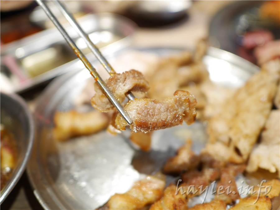 五花肉KR mini韓國烤肉BBQ韓式燒肉吃到飽-先醃後烤的美味肉品，吃起來又香又嫩，讓我欲罷不能，韓式炸雞、海鮮煎餅等熟食小菜也很有水準，自助吧肉片很豪邁，還有泡麵機可以自己煮拉麵，冰淇淋、飲品無限暢飲，大口享受韓式烤肉的暢快～台中南屯美食/黎明黃昏市場/韓劇主題/網美韓國烤肉/台中烤肉吃到飽推薦/eattodie/韓國美食/韓國燒肉吧/食尚玩家介紹/韓食/菜單 攝影 民生資訊分享 飲食集錦 