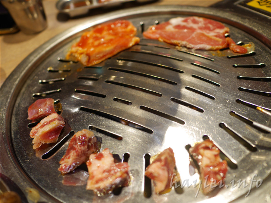 五花肉KR mini韓國烤肉BBQ韓式燒肉吃到飽-先醃後烤的美味肉品，吃起來又香又嫩，讓我欲罷不能，韓式炸雞、海鮮煎餅等熟食小菜也很有水準，自助吧肉片很豪邁，還有泡麵機可以自己煮拉麵，冰淇淋、飲品無限暢飲，大口享受韓式烤肉的暢快～台中南屯美食/黎明黃昏市場/韓劇主題/網美韓國烤肉/台中烤肉吃到飽推薦/eattodie/韓國美食/韓國燒肉吧/食尚玩家介紹/韓食/菜單 攝影 民生資訊分享 飲食集錦 