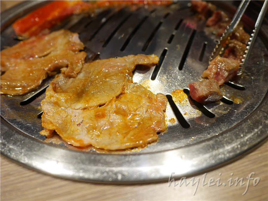 五花肉KR mini韓國烤肉BBQ韓式燒肉吃到飽-先醃後烤的美味肉品，吃起來又香又嫩，讓我欲罷不能，韓式炸雞、海鮮煎餅等熟食小菜也很有水準，自助吧肉片很豪邁，還有泡麵機可以自己煮拉麵，冰淇淋、飲品無限暢飲，大口享受韓式烤肉的暢快～台中南屯美食/黎明黃昏市場/韓劇主題/網美韓國烤肉/台中烤肉吃到飽推薦/eattodie/韓國美食/韓國燒肉吧/食尚玩家介紹/韓食/菜單 攝影 民生資訊分享 飲食集錦 
