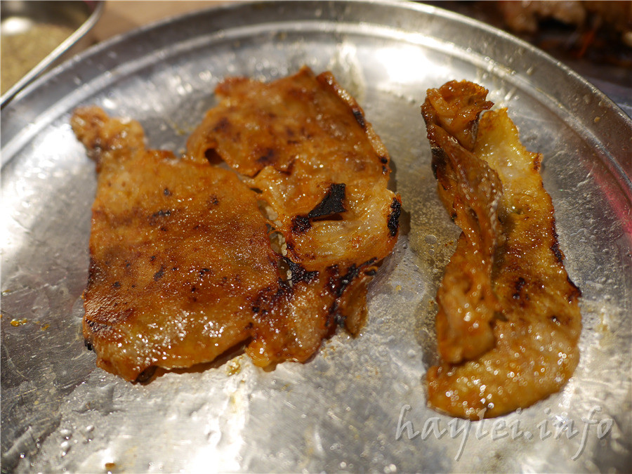 五花肉KR mini韓國烤肉BBQ韓式燒肉吃到飽-先醃後烤的美味肉品，吃起來又香又嫩，讓我欲罷不能，韓式炸雞、海鮮煎餅等熟食小菜也很有水準，自助吧肉片很豪邁，還有泡麵機可以自己煮拉麵，冰淇淋、飲品無限暢飲，大口享受韓式烤肉的暢快～台中南屯美食/黎明黃昏市場/韓劇主題/網美韓國烤肉/台中烤肉吃到飽推薦/eattodie/韓國美食/韓國燒肉吧/食尚玩家介紹/韓食/菜單 攝影 民生資訊分享 飲食集錦 