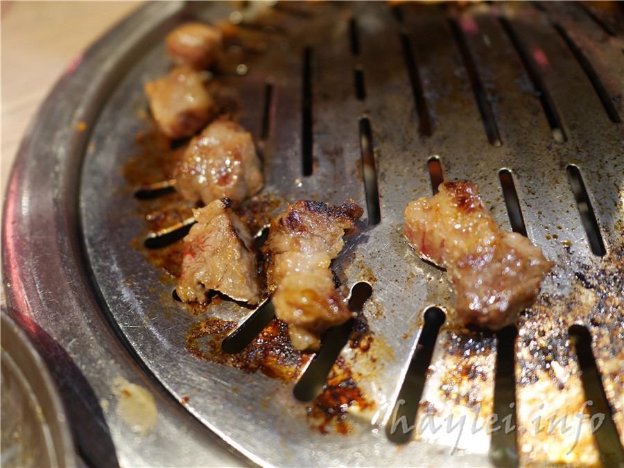 五花肉KR mini韓國烤肉BBQ韓式燒肉吃到飽-先醃後烤的美味肉品，吃起來又香又嫩，讓我欲罷不能，韓式炸雞、海鮮煎餅等熟食小菜也很有水準，自助吧肉片很豪邁，還有泡麵機可以自己煮拉麵，冰淇淋、飲品無限暢飲，大口享受韓式烤肉的暢快～台中南屯美食/黎明黃昏市場/韓劇主題/網美韓國烤肉/台中烤肉吃到飽推薦/eattodie/韓國美食/韓國燒肉吧/食尚玩家介紹/韓食/菜單 攝影 民生資訊分享 飲食集錦 