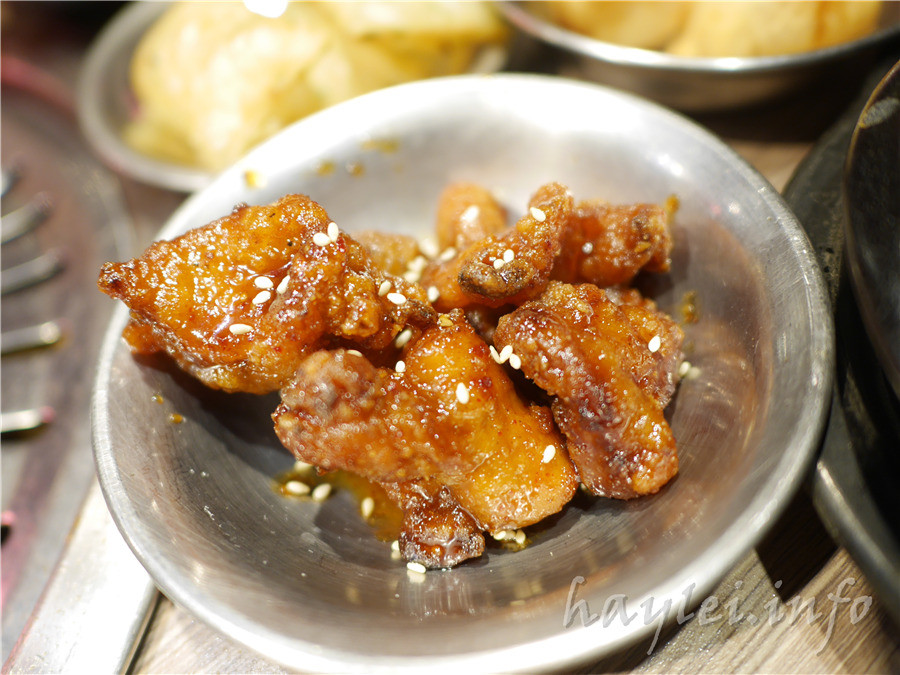五花肉KR mini韓國烤肉BBQ韓式燒肉吃到飽-先醃後烤的美味肉品，吃起來又香又嫩，讓我欲罷不能，韓式炸雞、海鮮煎餅等熟食小菜也很有水準，自助吧肉片很豪邁，還有泡麵機可以自己煮拉麵，冰淇淋、飲品無限暢飲，大口享受韓式烤肉的暢快～台中南屯美食/黎明黃昏市場/韓劇主題/網美韓國烤肉/台中烤肉吃到飽推薦/eattodie/韓國美食/韓國燒肉吧/食尚玩家介紹/韓食/菜單 攝影 民生資訊分享 飲食集錦 