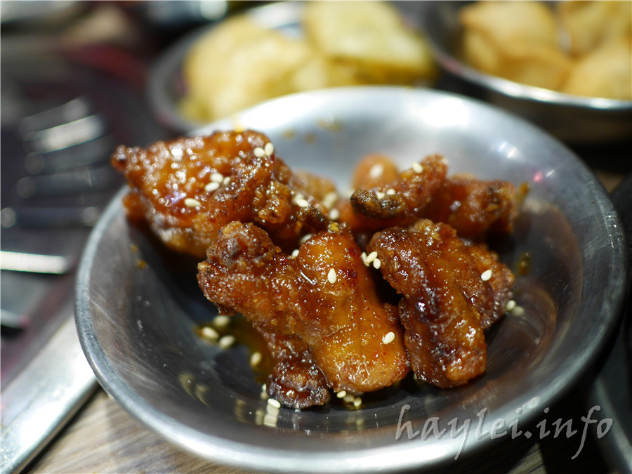 五花肉KR mini韓國烤肉BBQ韓式燒肉吃到飽-先醃後烤的美味肉品，吃起來又香又嫩，讓我欲罷不能，韓式炸雞、海鮮煎餅等熟食小菜也很有水準，自助吧肉片很豪邁，還有泡麵機可以自己煮拉麵，冰淇淋、飲品無限暢飲，大口享受韓式烤肉的暢快～台中南屯美食/黎明黃昏市場/韓劇主題/網美韓國烤肉/台中烤肉吃到飽推薦/eattodie/韓國美食/韓國燒肉吧/食尚玩家介紹/韓食/菜單 攝影 民生資訊分享 飲食集錦 