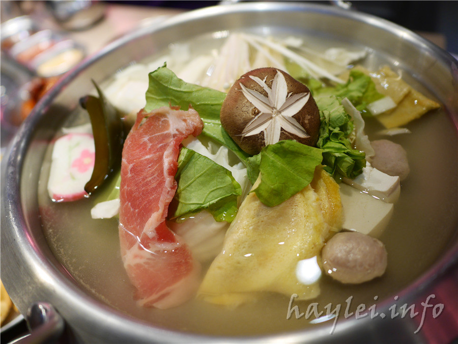 五花肉KR mini韓國烤肉BBQ韓式燒肉吃到飽-先醃後烤的美味肉品，吃起來又香又嫩，讓我欲罷不能，韓式炸雞、海鮮煎餅等熟食小菜也很有水準，自助吧肉片很豪邁，還有泡麵機可以自己煮拉麵，冰淇淋、飲品無限暢飲，大口享受韓式烤肉的暢快～台中南屯美食/黎明黃昏市場/韓劇主題/網美韓國烤肉/台中烤肉吃到飽推薦/eattodie/韓國美食/韓國燒肉吧/食尚玩家介紹/韓食/菜單 攝影 民生資訊分享 飲食集錦 