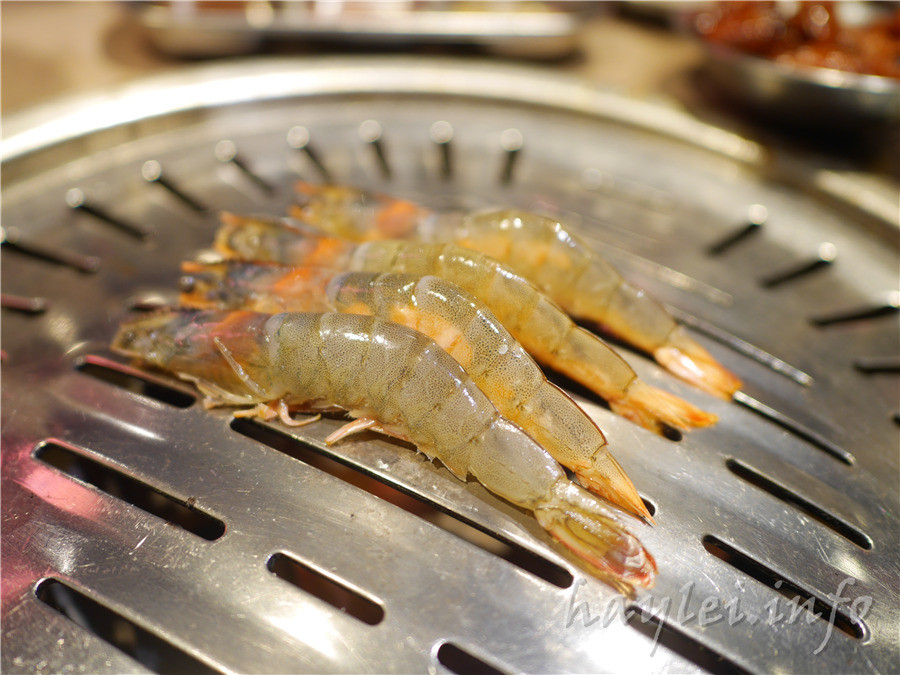 五花肉KR mini韓國烤肉BBQ韓式燒肉吃到飽-先醃後烤的美味肉品，吃起來又香又嫩，讓我欲罷不能，韓式炸雞、海鮮煎餅等熟食小菜也很有水準，自助吧肉片很豪邁，還有泡麵機可以自己煮拉麵，冰淇淋、飲品無限暢飲，大口享受韓式烤肉的暢快～台中南屯美食/黎明黃昏市場/韓劇主題/網美韓國烤肉/台中烤肉吃到飽推薦/eattodie/韓國美食/韓國燒肉吧/食尚玩家介紹/韓食/菜單 攝影 民生資訊分享 飲食集錦 