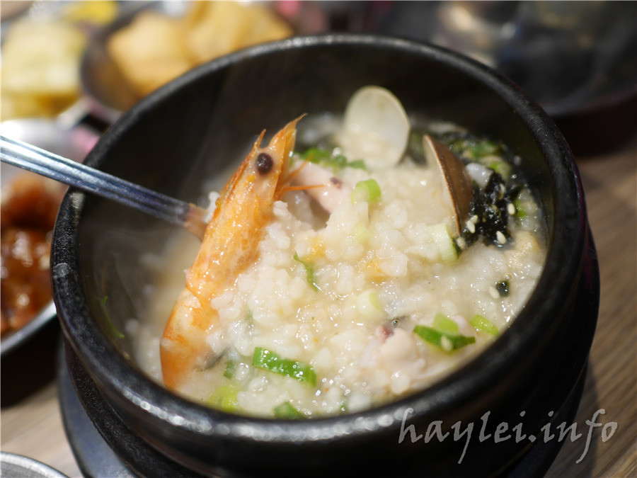 五花肉KR mini韓國烤肉BBQ韓式燒肉吃到飽-先醃後烤的美味肉品，吃起來又香又嫩，讓我欲罷不能，韓式炸雞、海鮮煎餅等熟食小菜也很有水準，自助吧肉片很豪邁，還有泡麵機可以自己煮拉麵，冰淇淋、飲品無限暢飲，大口享受韓式烤肉的暢快～台中南屯美食/黎明黃昏市場/韓劇主題/網美韓國烤肉/台中烤肉吃到飽推薦/eattodie/韓國美食/韓國燒肉吧/食尚玩家介紹/韓食/菜單 攝影 民生資訊分享 飲食集錦 