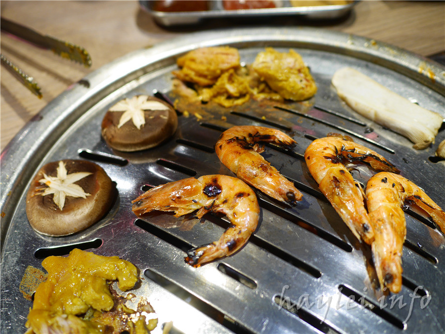 五花肉KR mini韓國烤肉BBQ韓式燒肉吃到飽-先醃後烤的美味肉品，吃起來又香又嫩，讓我欲罷不能，韓式炸雞、海鮮煎餅等熟食小菜也很有水準，自助吧肉片很豪邁，還有泡麵機可以自己煮拉麵，冰淇淋、飲品無限暢飲，大口享受韓式烤肉的暢快～台中南屯美食/黎明黃昏市場/韓劇主題/網美韓國烤肉/台中烤肉吃到飽推薦/eattodie/韓國美食/韓國燒肉吧/食尚玩家介紹/韓食/菜單 攝影 民生資訊分享 飲食集錦 