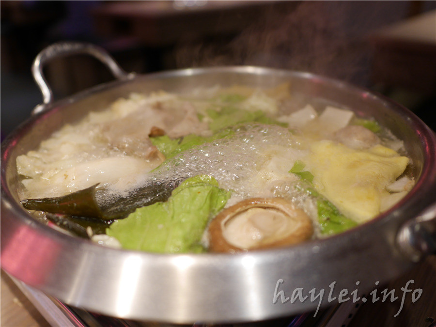 五花肉KR mini韓國烤肉BBQ韓式燒肉吃到飽-先醃後烤的美味肉品，吃起來又香又嫩，讓我欲罷不能，韓式炸雞、海鮮煎餅等熟食小菜也很有水準，自助吧肉片很豪邁，還有泡麵機可以自己煮拉麵，冰淇淋、飲品無限暢飲，大口享受韓式烤肉的暢快～台中南屯美食/黎明黃昏市場/韓劇主題/網美韓國烤肉/台中烤肉吃到飽推薦/eattodie/韓國美食/韓國燒肉吧/食尚玩家介紹/韓食/菜單 攝影 民生資訊分享 飲食集錦 