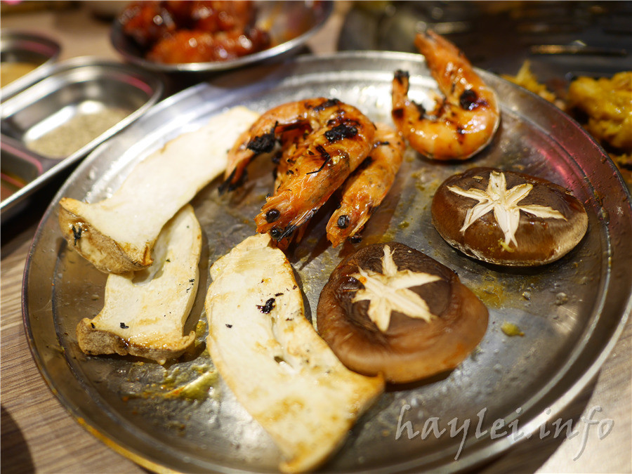 五花肉KR mini韓國烤肉BBQ韓式燒肉吃到飽-先醃後烤的美味肉品，吃起來又香又嫩，讓我欲罷不能，韓式炸雞、海鮮煎餅等熟食小菜也很有水準，自助吧肉片很豪邁，還有泡麵機可以自己煮拉麵，冰淇淋、飲品無限暢飲，大口享受韓式烤肉的暢快～台中南屯美食/黎明黃昏市場/韓劇主題/網美韓國烤肉/台中烤肉吃到飽推薦/eattodie/韓國美食/韓國燒肉吧/食尚玩家介紹/韓食/菜單 攝影 民生資訊分享 飲食集錦 