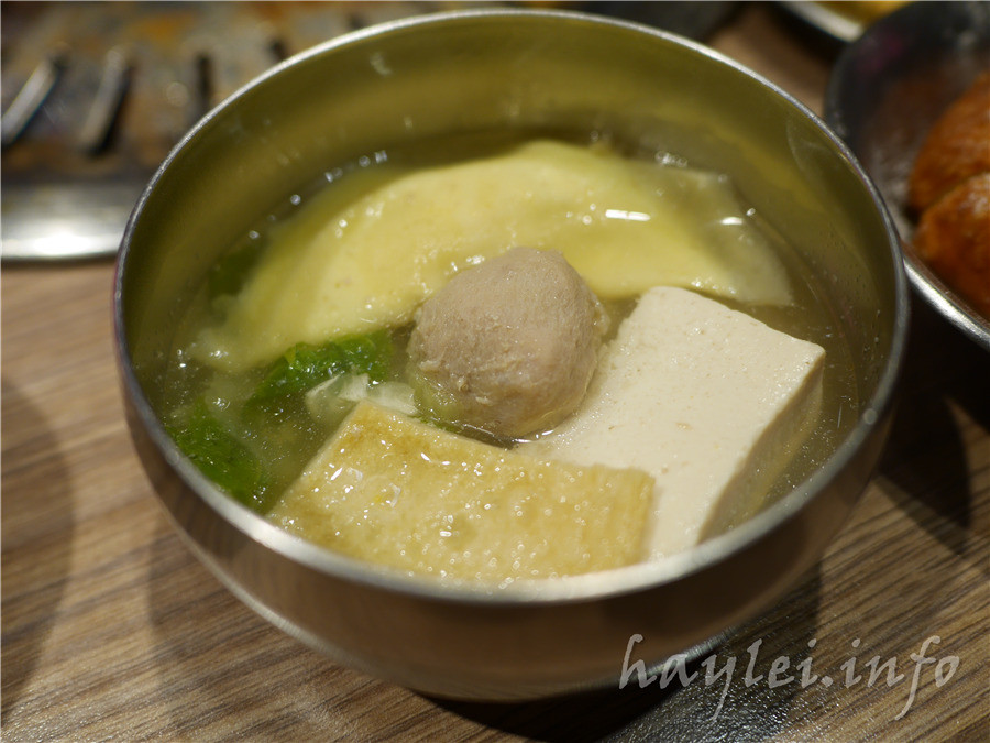 五花肉KR mini韓國烤肉BBQ韓式燒肉吃到飽-先醃後烤的美味肉品，吃起來又香又嫩，讓我欲罷不能，韓式炸雞、海鮮煎餅等熟食小菜也很有水準，自助吧肉片很豪邁，還有泡麵機可以自己煮拉麵，冰淇淋、飲品無限暢飲，大口享受韓式烤肉的暢快～台中南屯美食/黎明黃昏市場/韓劇主題/網美韓國烤肉/台中烤肉吃到飽推薦/eattodie/韓國美食/韓國燒肉吧/食尚玩家介紹/韓食/菜單 攝影 民生資訊分享 飲食集錦 