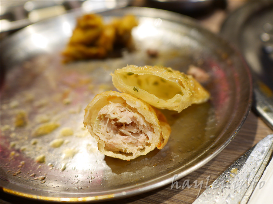 五花肉KR mini韓國烤肉BBQ韓式燒肉吃到飽-先醃後烤的美味肉品，吃起來又香又嫩，讓我欲罷不能，韓式炸雞、海鮮煎餅等熟食小菜也很有水準，自助吧肉片很豪邁，還有泡麵機可以自己煮拉麵，冰淇淋、飲品無限暢飲，大口享受韓式烤肉的暢快～台中南屯美食/黎明黃昏市場/韓劇主題/網美韓國烤肉/台中烤肉吃到飽推薦/eattodie/韓國美食/韓國燒肉吧/食尚玩家介紹/韓食/菜單 攝影 民生資訊分享 飲食集錦 