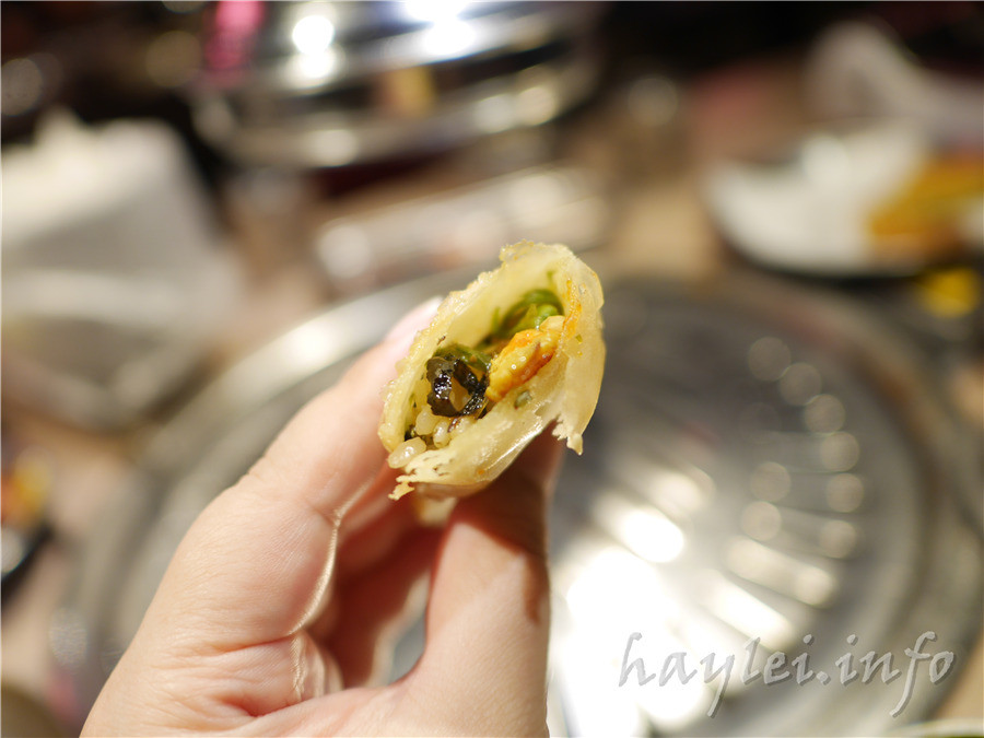 五花肉KR mini韓國烤肉BBQ韓式燒肉吃到飽-先醃後烤的美味肉品，吃起來又香又嫩，讓我欲罷不能，韓式炸雞、海鮮煎餅等熟食小菜也很有水準，自助吧肉片很豪邁，還有泡麵機可以自己煮拉麵，冰淇淋、飲品無限暢飲，大口享受韓式烤肉的暢快～台中南屯美食/黎明黃昏市場/韓劇主題/網美韓國烤肉/台中烤肉吃到飽推薦/eattodie/韓國美食/韓國燒肉吧/食尚玩家介紹/韓食/菜單 攝影 民生資訊分享 飲食集錦 