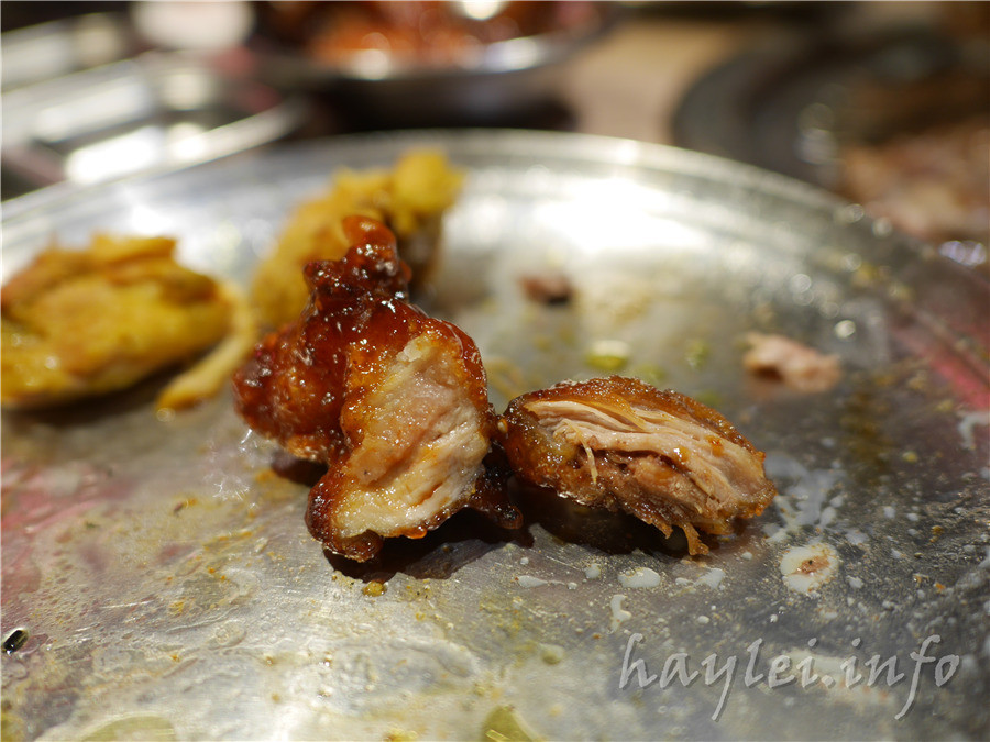 五花肉KR mini韓國烤肉BBQ韓式燒肉吃到飽-先醃後烤的美味肉品，吃起來又香又嫩，讓我欲罷不能，韓式炸雞、海鮮煎餅等熟食小菜也很有水準，自助吧肉片很豪邁，還有泡麵機可以自己煮拉麵，冰淇淋、飲品無限暢飲，大口享受韓式烤肉的暢快～台中南屯美食/黎明黃昏市場/韓劇主題/網美韓國烤肉/台中烤肉吃到飽推薦/eattodie/韓國美食/韓國燒肉吧/食尚玩家介紹/韓食/菜單 攝影 民生資訊分享 飲食集錦 
