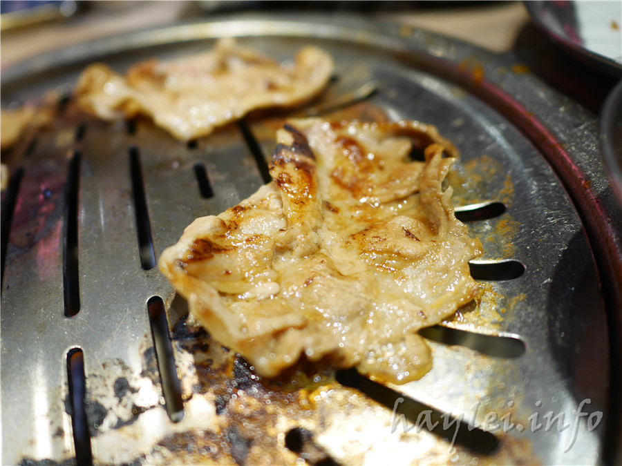 五花肉KR mini韓國烤肉BBQ韓式燒肉吃到飽-先醃後烤的美味肉品，吃起來又香又嫩，讓我欲罷不能，韓式炸雞、海鮮煎餅等熟食小菜也很有水準，自助吧肉片很豪邁，還有泡麵機可以自己煮拉麵，冰淇淋、飲品無限暢飲，大口享受韓式烤肉的暢快～台中南屯美食/黎明黃昏市場/韓劇主題/網美韓國烤肉/台中烤肉吃到飽推薦/eattodie/韓國美食/韓國燒肉吧/食尚玩家介紹/韓食/菜單 攝影 民生資訊分享 飲食集錦 
