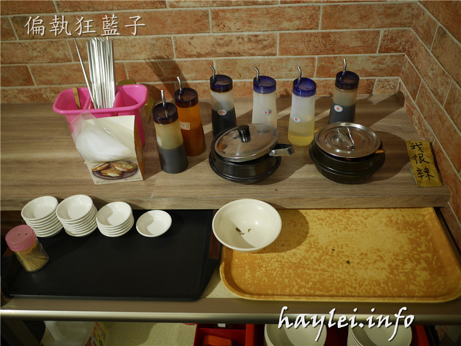 蘆洲食嚐來牛肉麵-鮮甜的蔬果湯頭、滷製軟嫩的牛肉,成就出一碗經典牛肉麵!水餃爆汁鮮香口感大推!蒜味肉醬飯、油豆腐、花干也很不錯~新北美食推薦/蘆洲美食/蘆洲牛肉麵/傳統小吃/台灣牛肉麵/滷味/高麗菜水餃/新鮮現做/食嚐來牛肉麵菜單/近永平公園 中式料理 健康養身 攝影 新北美食 民生資訊分享 飲食集錦