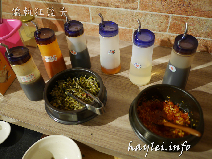 蘆洲食嚐來牛肉麵-鮮甜的蔬果湯頭、滷製軟嫩的牛肉,成就出一碗經典牛肉麵!水餃爆汁鮮香口感大推!蒜味肉醬飯、油豆腐、花干也很不錯~新北美食推薦/蘆洲美食/蘆洲牛肉麵/傳統小吃/台灣牛肉麵/滷味/高麗菜水餃/新鮮現做/食嚐來牛肉麵菜單/近永平公園 中式料理 健康養身 攝影 新北美食 民生資訊分享 飲食集錦