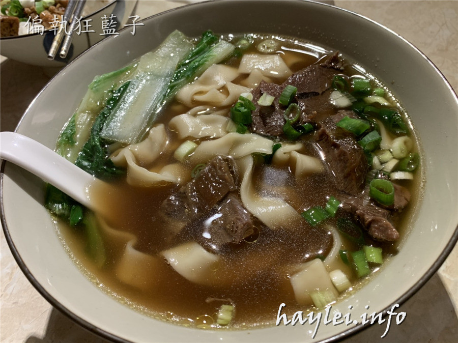 蘆洲食嚐來牛肉麵-鮮甜的蔬果湯頭、滷製軟嫩的牛肉,成就出一碗經典牛肉麵!水餃爆汁鮮香口感大推!蒜味肉醬飯、油豆腐、花干也很不錯~新北美食推薦/蘆洲美食/蘆洲牛肉麵/傳統小吃/台灣牛肉麵/滷味/高麗菜水餃/新鮮現做/食嚐來牛肉麵菜單/近永平公園 中式料理 健康養身 攝影 新北美食 民生資訊分享 飲食集錦