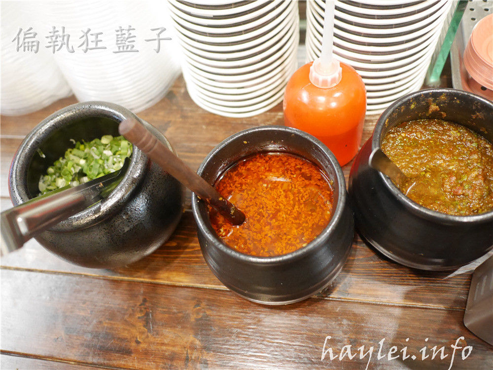 老長沙布雷克臭豆腐/柯記布雷克臭豆腐-又嫩又酥的現炸豆腐,搭上特調醬料一起,吃起來特別夠味!台中西屯區美食/逢甲商圈/逢甲美食小吃/黑色美食/街頭小吃/傳統美食/臭豆腐/黑豆腐/黑色臭豆腐/竹炭豆腐 中式料理 攝影 民生資訊分享 飲食集錦