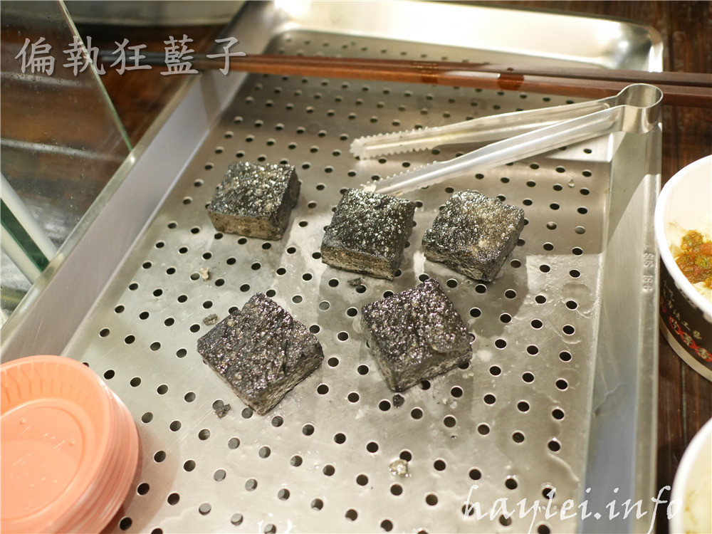 老長沙布雷克臭豆腐/柯記布雷克臭豆腐-又嫩又酥的現炸豆腐,搭上特調醬料一起,吃起來特別夠味!台中西屯區美食/逢甲商圈/逢甲美食小吃/黑色美食/街頭小吃/傳統美食/臭豆腐/黑豆腐/黑色臭豆腐/竹炭豆腐 中式料理 攝影 民生資訊分享 飲食集錦