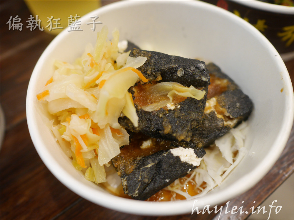 老長沙布雷克臭豆腐/柯記布雷克臭豆腐-又嫩又酥的現炸豆腐,搭上特調醬料一起,吃起來特別夠味!台中西屯區美食/逢甲商圈/逢甲美食小吃/黑色美食/街頭小吃/傳統美食/臭豆腐/黑豆腐/黑色臭豆腐/竹炭豆腐 中式料理 攝影 民生資訊分享 飲食集錦