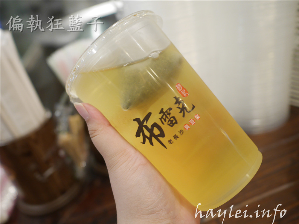 老長沙布雷克臭豆腐/柯記布雷克臭豆腐-又嫩又酥的現炸豆腐,搭上特調醬料一起,吃起來特別夠味!台中西屯區美食/逢甲商圈/逢甲美食小吃/黑色美食/街頭小吃/傳統美食/臭豆腐/黑豆腐/黑色臭豆腐/竹炭豆腐 中式料理 攝影 民生資訊分享 飲食集錦