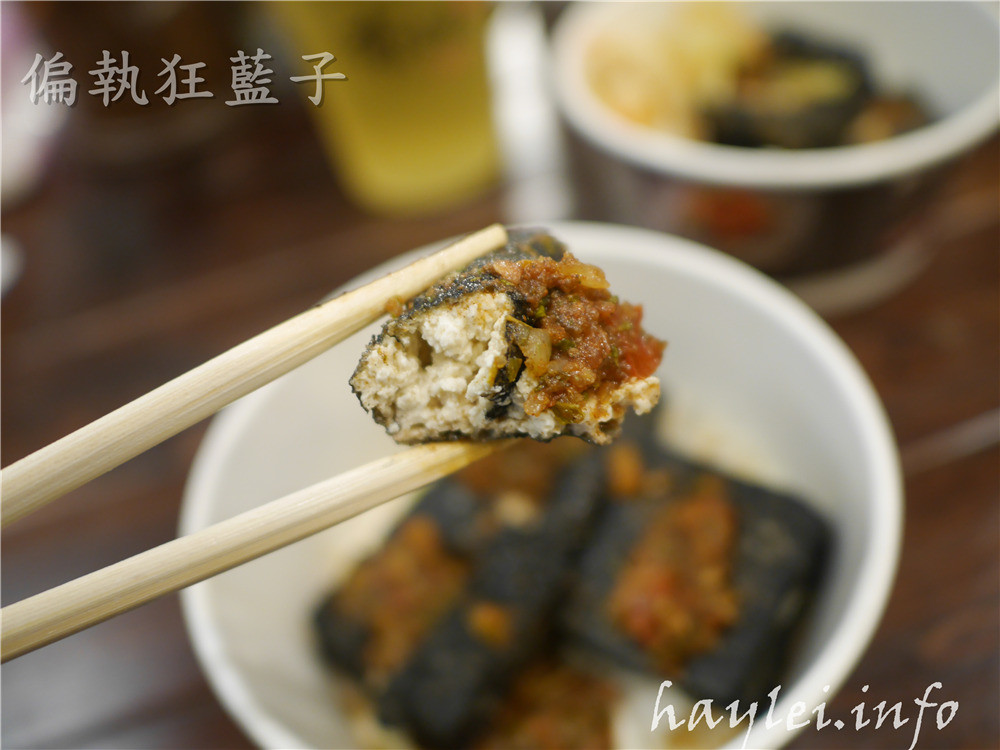 老長沙布雷克臭豆腐/柯記布雷克臭豆腐-又嫩又酥的現炸豆腐,搭上特調醬料一起,吃起來特別夠味!台中西屯區美食/逢甲商圈/逢甲美食小吃/黑色美食/街頭小吃/傳統美食/臭豆腐/黑豆腐/黑色臭豆腐/竹炭豆腐 中式料理 攝影 民生資訊分享 飲食集錦