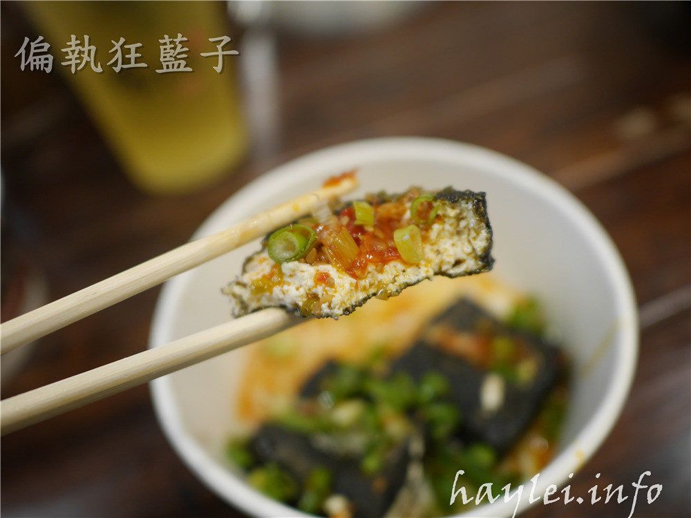 老長沙布雷克臭豆腐/柯記布雷克臭豆腐-又嫩又酥的現炸豆腐,搭上特調醬料一起,吃起來特別夠味!台中西屯區美食/逢甲商圈/逢甲美食小吃/黑色美食/街頭小吃/傳統美食/臭豆腐/黑豆腐/黑色臭豆腐/竹炭豆腐 中式料理 攝影 民生資訊分享 飲食集錦