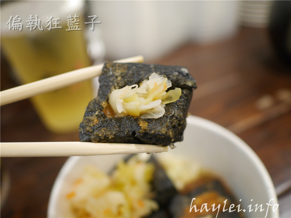 老長沙布雷克臭豆腐/柯記布雷克臭豆腐-又嫩又酥的現炸豆腐,搭上特調醬料一起,吃起來特別夠味!台中西屯區美食/逢甲商圈/逢甲美食小吃/黑色美食/街頭小吃/傳統美食/臭豆腐/黑豆腐/黑色臭豆腐/竹炭豆腐 中式料理 攝影 民生資訊分享 飲食集錦