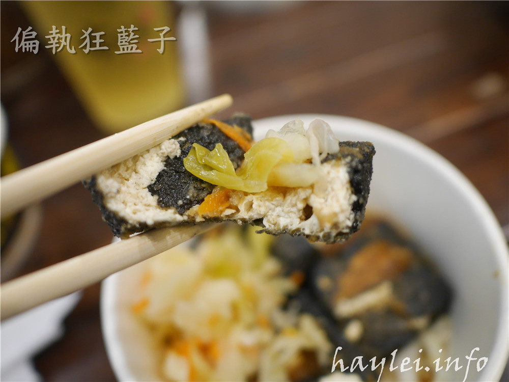 老長沙布雷克臭豆腐/柯記布雷克臭豆腐-又嫩又酥的現炸豆腐,搭上特調醬料一起,吃起來特別夠味!台中西屯區美食/逢甲商圈/逢甲美食小吃/黑色美食/街頭小吃/傳統美食/臭豆腐/黑豆腐/黑色臭豆腐/竹炭豆腐 中式料理 攝影 民生資訊分享 飲食集錦