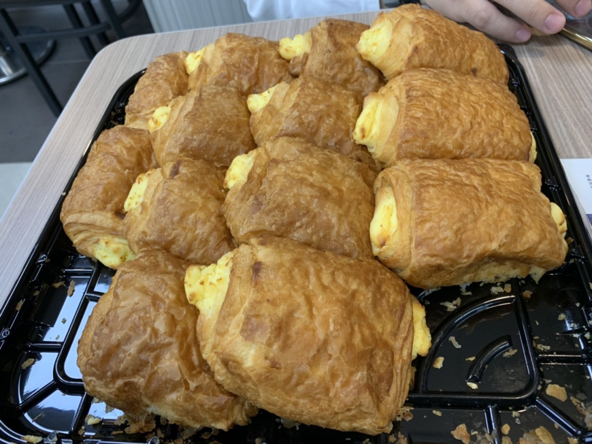 Costco好市多必買-2019年3/4月-法式檸檬乳酪可鬆,吃起來鬆軟香甜,乳酪內餡有點檸檬酸香,15入299元非常超值!甜軟麵包/點心推薦 攝影 民生資訊分享 飲食集錦