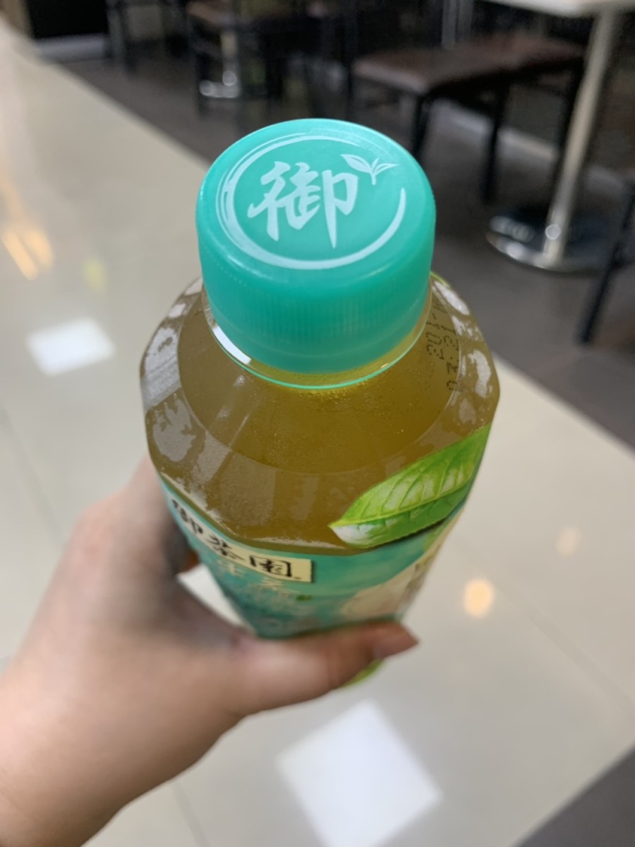 超商飲品推薦/御茶園日式生茶-日本茶葉研磨,喝起來清香有韻味,蠻解膩的!話說,我絕不是因為金城武代言才買的......便利商店/超商/健康/無糖/綠茶/日式飲品 健康養身 攝影 民生資訊分享 飲食集錦