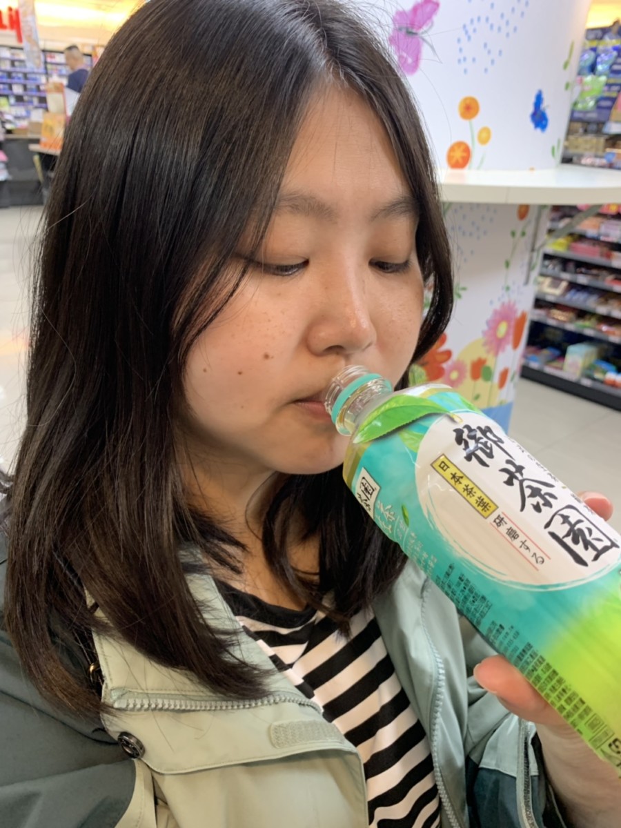 超商飲品推薦/御茶園日式生茶-日本茶葉研磨,喝起來清香有韻味,蠻解膩的!話說,我絕不是因為金城武代言才買的......便利商店/超商/健康/無糖/綠茶/日式飲品 健康養身 攝影 民生資訊分享 飲食集錦
