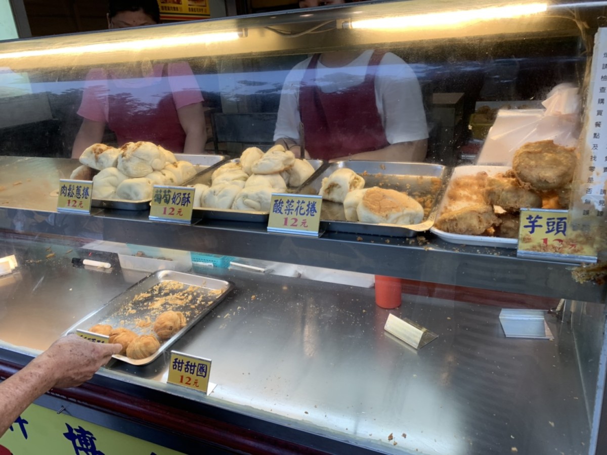台中科博館必吃銅板美食-科博館水煎包、芋頭餅、肉鬆蔥捲、彩頭酥，12元的超值街頭小吃，走過路過可別錯過~(內有菜單)台中西區平民美食/科博館美食/點心/下午茶/現做美食/現炸/現煎/銅板有找/高CP值 中式料理 攝影 民生資訊分享 飲食集錦 