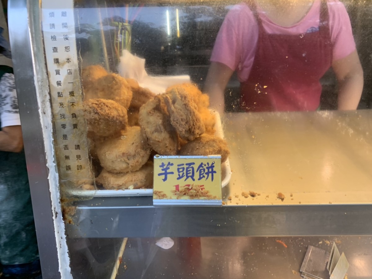 台中科博館必吃銅板美食-科博館水煎包、芋頭餅、肉鬆蔥捲、彩頭酥，12元的超值街頭小吃，走過路過可別錯過~(內有菜單)台中西區平民美食/科博館美食/點心/下午茶/現做美食/現炸/現煎/銅板有找/高CP值 中式料理 攝影 民生資訊分享 飲食集錦 