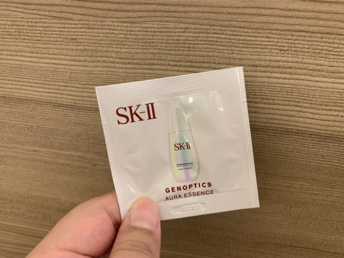 SK-II 超肌因鑽光淨白精華/genoptics aura essence-SK-II小燈泡的使用感受超好,用起來舒服不刺激,膚感很好,想全臉提亮肌膚改善暗沉兼具光透感跟抗老感的話,選它就對了!美白保養推薦/肌膚保養/白凈修復/煙醯胺/維他命B3/Niacinamide/菸鹼醯胺/衛服部認可有效美白成份/均勻膚色/淡化/嫩白/skin care/facial/lighting/essence 保養品分享 彩妝品 彩妝品分享 攝影 民生資訊分享