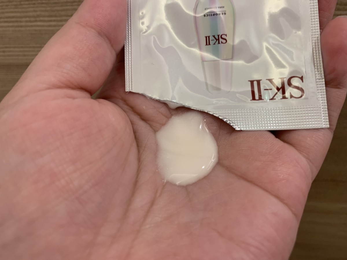 SK-II 超肌因鑽光淨白精華/genoptics aura essence-SK-II小燈泡的使用感受超好,用起來舒服不刺激,膚感很好,想全臉提亮肌膚改善暗沉兼具光透感跟抗老感的話,選它就對了!美白保養推薦/肌膚保養/白凈修復/煙醯胺/維他命B3/Niacinamide/菸鹼醯胺/衛服部認可有效美白成份/均勻膚色/淡化/嫩白/skin care/facial/lighting/essence 保養品分享 彩妝品 彩妝品分享 攝影 民生資訊分享